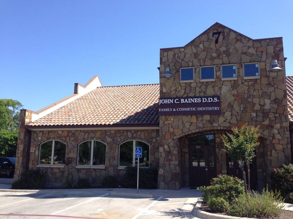 Front entrance of the John C. Baines DDS family and cosmetic dentistry office in South Austin