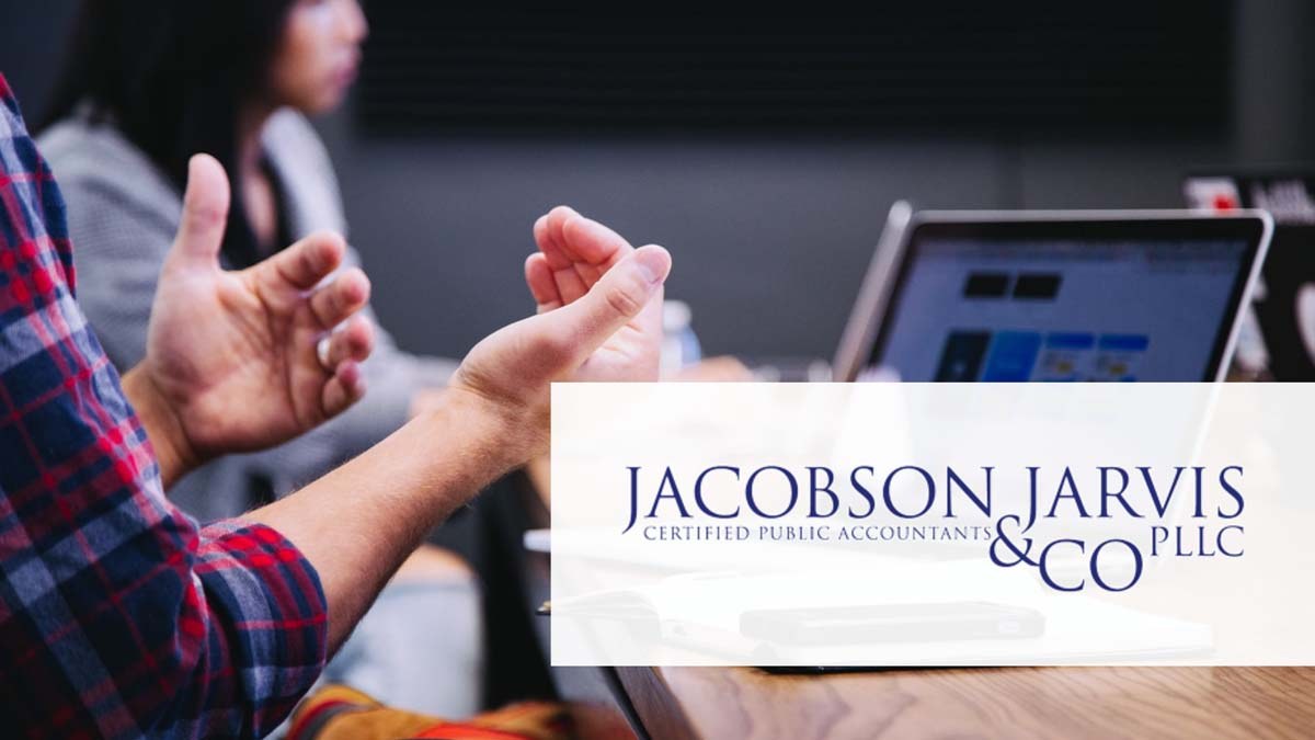 Team meeting with a laptop at Jacobson Jarvis & Co PLLC, a nonprofit-focused CPA firm in Seattle